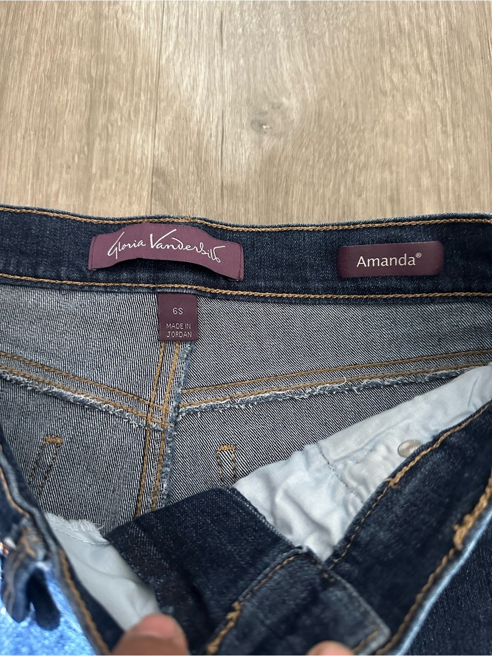 Gloria Vanderbilt Jeans. - Picture 3 of 5